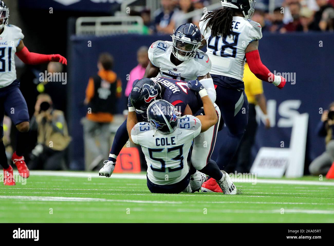Houston, Texas, États-Unis. Houston, Texas, États-Unis. 30th octobre 2022. Le cornerback des Titans du Tennessee Roger McCreary (21) et le linebacker des Titans du Tennessee Dylan Cole (53) s'associent pour s'attaquer à la course à pied des Texans de Houston (34) au troisième trimestre du match entre les Texans de Houston et les Titans du Tennessee au stade NRG à Houston, au Texas, sur 30 octobre, 2022. (Credit image: © Erik Williams/ZUMA Press Wire) Credit: ZUMA Press, Inc./Alamy Live News Banque D'Images