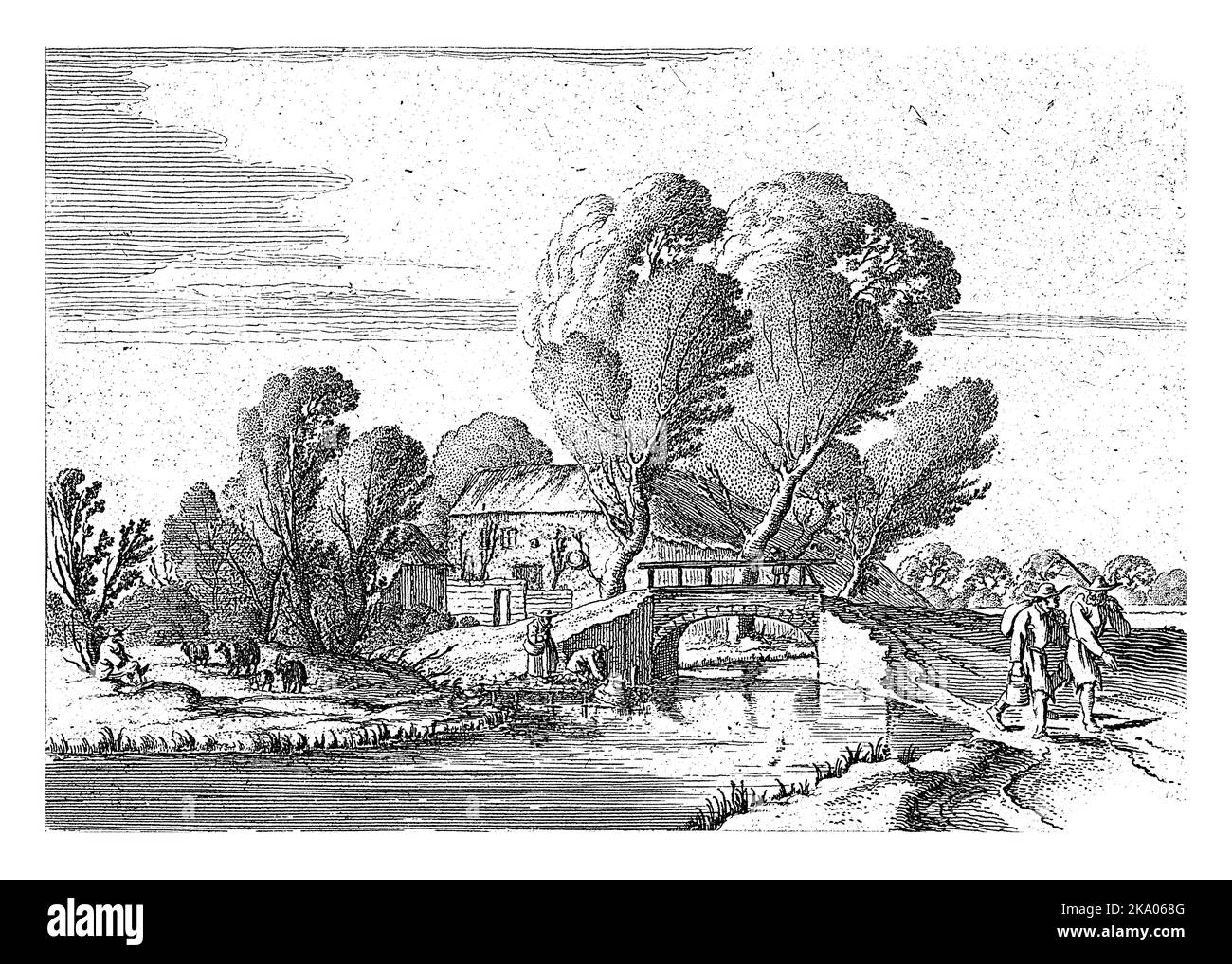 Dans un paysage boisé, deux randonneurs marchent sur un chemin le long d'un canal. Derrière le pont (au-dessus du canal) se trouve une ferme. Banque D'Images