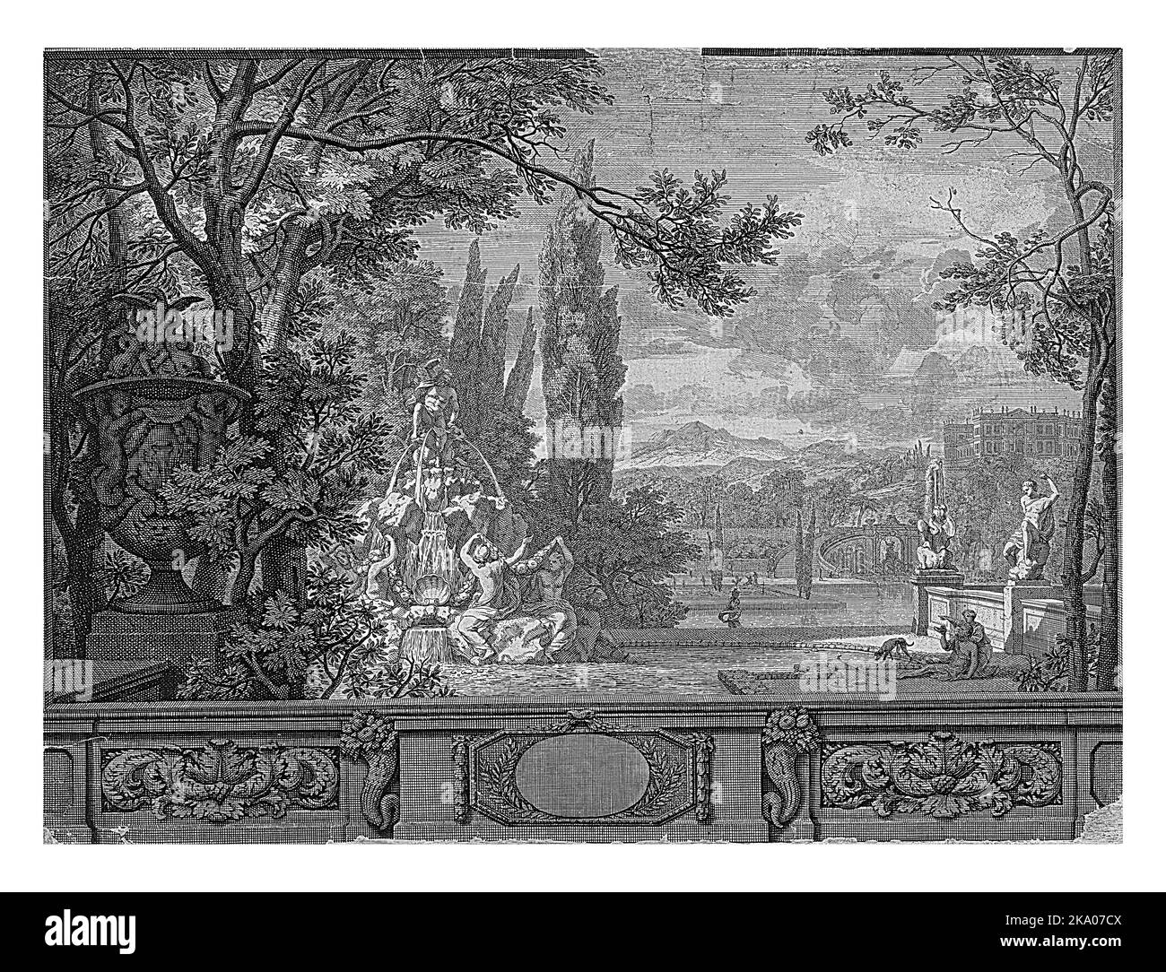 Vue sur un jardin avec un vase de jardin au premier plan à gauche, couronné d'Amor et de dauphins. Au centre d'une fontaine entourée de nymphes holdi Banque D'Images