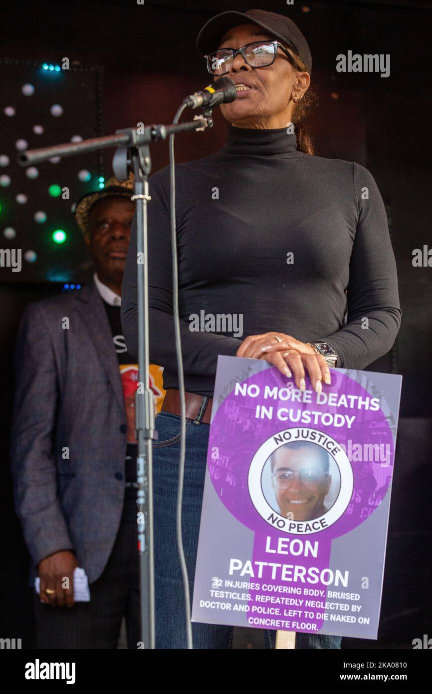 Londres, Royaume-Uni. 29th octobre 2022. Stephanie Lightfoot-Bennett, sœur jumelle de Leon Patterson, s'adresse à d'autres militants de la United Families & Friends Campaign (UFFC) devant Downing Street à la suite de leur procession annuelle en souvenir de membres de la famille et d'amis décédés en garde à vue, en prison, en détention pour immigration ou dans des hôpitaux psychiatriques sécurisés. Leon Patterson est décédé en novembre 1992 après avoir passé une semaine en détention au poste de police de Stockport. Il y a eu 1 838 morts en garde à vue ou autrement après contact avec la police en Angleterre et au pays de Galles depuis 1990. Banque D'Images