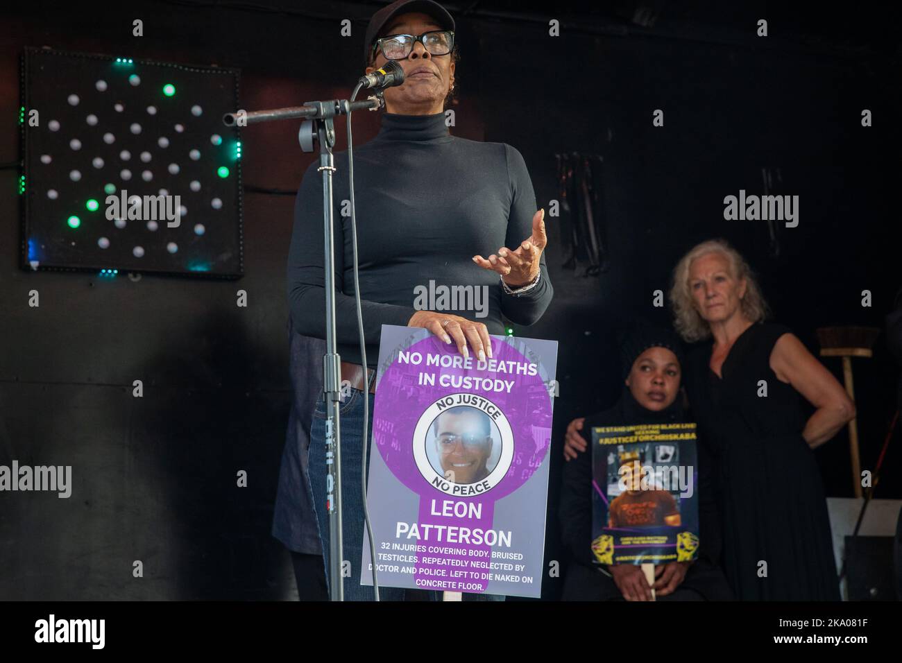 Londres, Royaume-Uni. 29th octobre 2022. Stephanie Lightfoot-Bennett, sœur jumelle de Leon Patterson, s'adresse à d'autres militants de la United Families & Friends Campaign (UFFC) devant Downing Street à la suite de leur procession annuelle en souvenir de membres de la famille et d'amis décédés en garde à vue, en prison, en détention pour immigration ou dans des hôpitaux psychiatriques sécurisés. Leon Patterson est décédé en novembre 1992 après avoir passé une semaine en détention au poste de police de Stockport. Il y a eu 1 838 morts en garde à vue ou autrement après contact avec la police en Angleterre et au pays de Galles depuis 1990. Banque D'Images