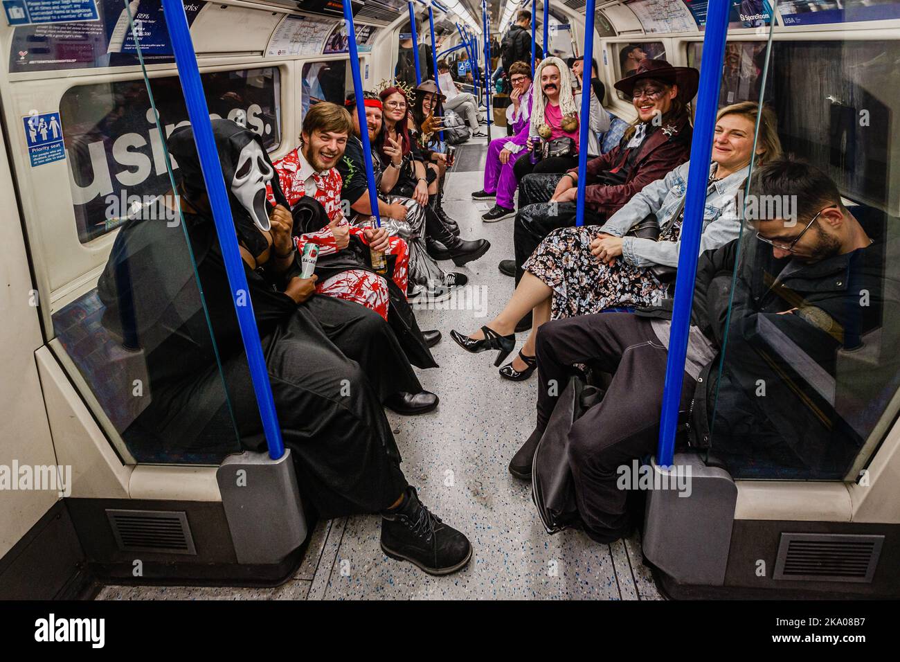 Les personnages d'Halloween sont en train de monter dans le métro de Londres. Banque D'Images