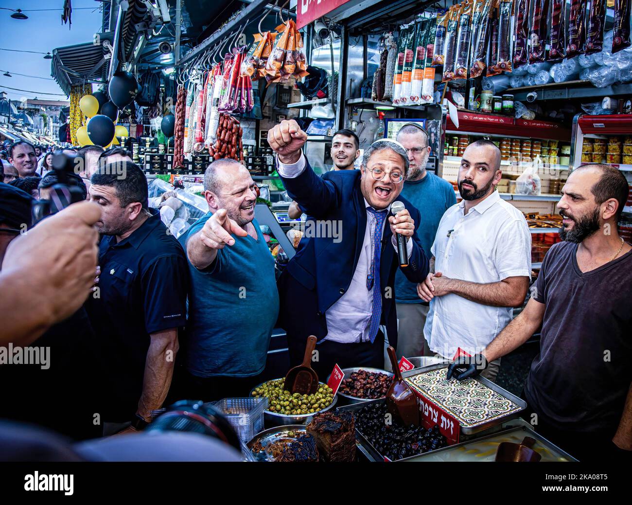 Jérusalem, Israël. 28th octobre 2022. Itamar Ben-Gvir, dirigeant du parti ultra-nationaliste d'extrême droite Otzma Yehudit, avec des partisans lors d'une visite au marché ouvert de Mahane Yehuda à Jérusalem. Les élections nationales de 5th en Israël dans quatre ans auront lieu le 1 novembre. Le 2 novembre, les Israéliens pourraient se réveiller avec une réalité dans laquelle leur parti nationaliste d'extrême droite, Le sionisme religieux, qui comprend le parti ultra-nationaliste Otzma Yehudit, sera le troisième plus grand parti au Parlement et un membre clé d'une coalition dirigée par le chef de l'opposition et l'ancien Premier ministre Benjamin Netanyahou. (Image crédit : © EY Banque D'Images