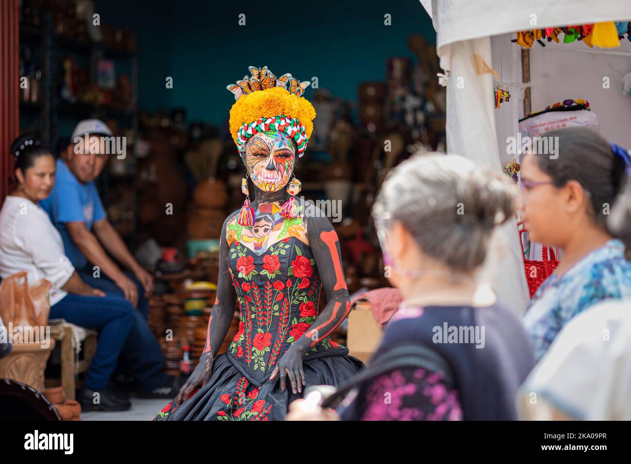 Morelia, Mexique, 30 octobre 2022, les festivités du jour des morts à Michoacan incluent le festival de Catrina à Capula, un village artisanal où ce modèle vivant interagit avec les gens qui passent. Les squelettes ou crânes élégamment habillés connus sous le nom de catrinas sont devenus populaires pendant la Révolution mexicaine au début des années 1900 comme une satire de la classe supérieure moralement décadente. Brian Overcast/Alamy Live News Banque D'Images