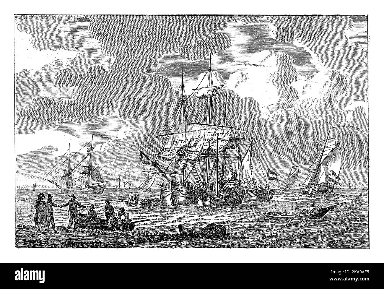 Seascape avec trois mâts et d'autres navires. Sur la gauche sur la plage sont un certain nombre de chiffres près d'un bateau. Banque D'Images