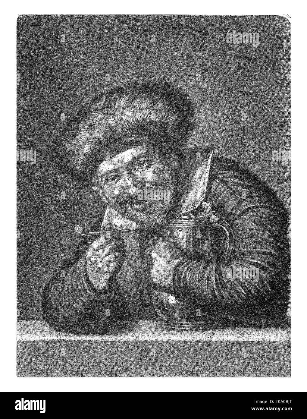 Un homme sourit et fume un tuyau. Il a une tasse pressée sur sa poitrine. Banque D'Images