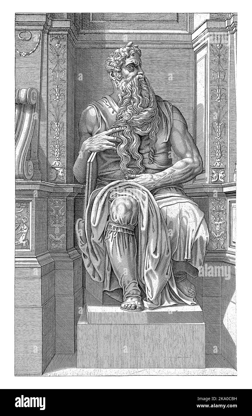 Image de la statue de Moïse assise avec les tablettes de la loi. La statue se dresse sur un piédestal dans une niche richement décorée. Sur le piédestal un texte Banque D'Images
