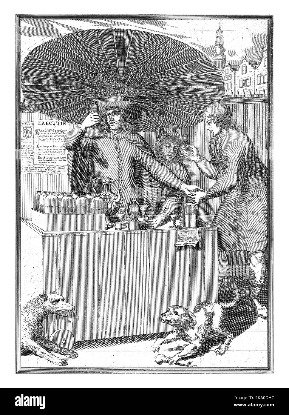 Sur le marché, un vendeur de brandy se tient derrière son stand et offre à un client une gorgée. Deux chiens se battent au-dessus d'un os devant la stalle. Avec légende dans Banque D'Images