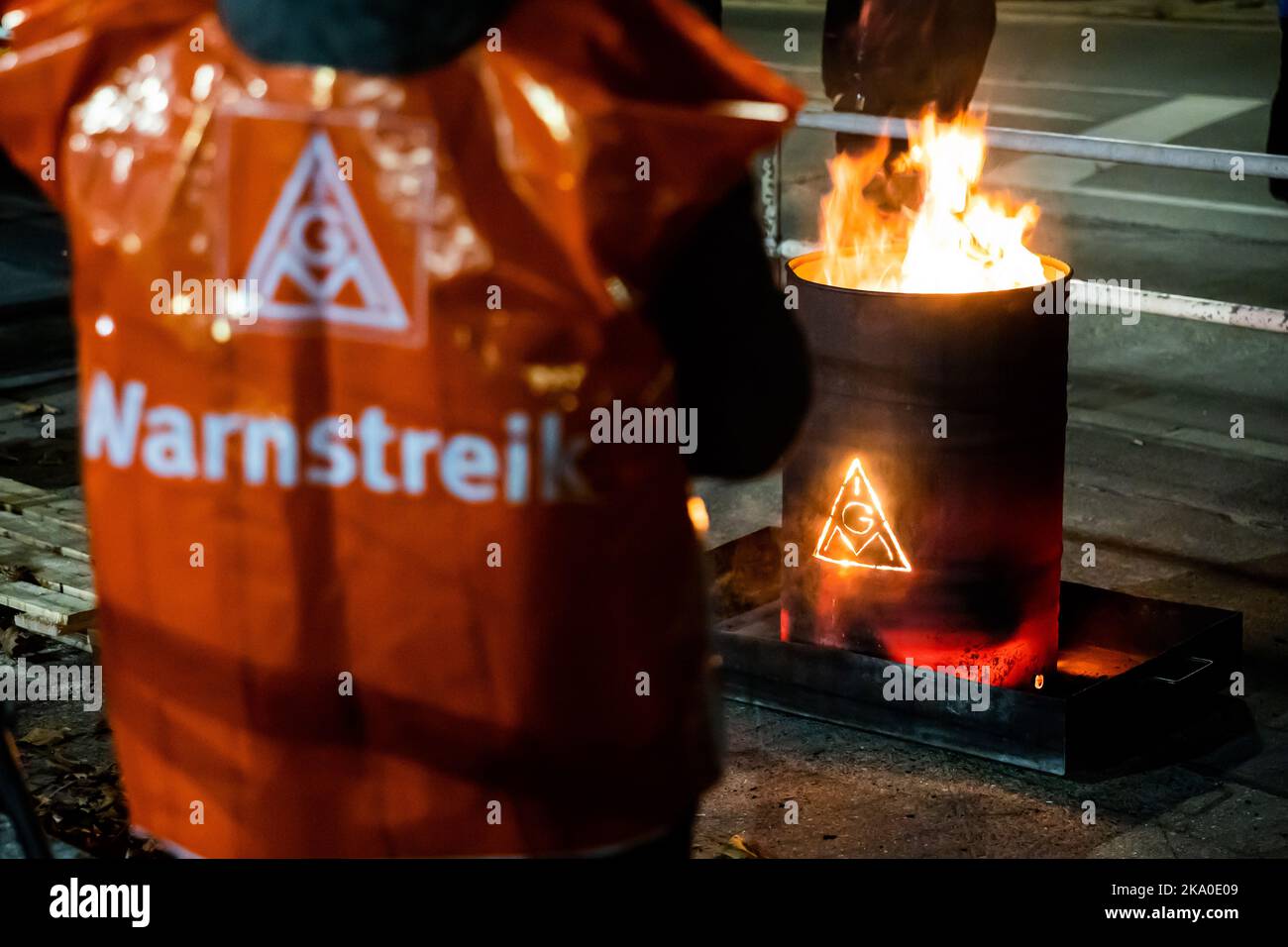 Berlin, Allemagne. 31st octobre 2022. Le feu brûle dans un canon avec le logo IG Metall lors d'une grève à l'usine Mercedes-Benz de Berlin-Marienfelde. Le syndicat IG Metall veut faire passer des revenus beaucoup plus élevés face à une inflation élevée. Credit: Christoph Soeder/dpa/Alay Live News Banque D'Images