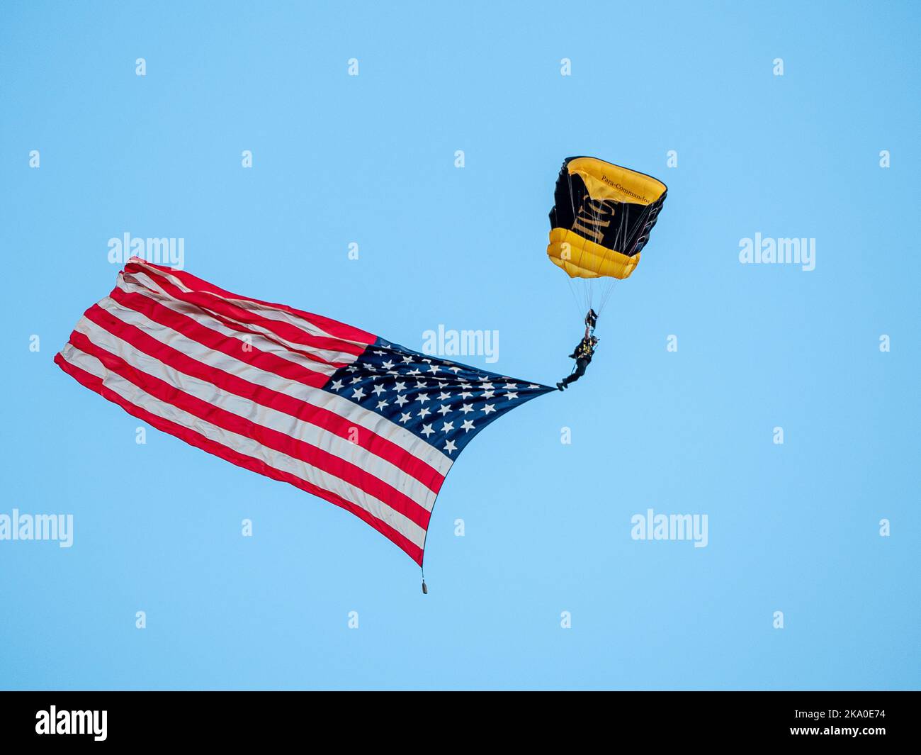 Sanford, Floride, États-Unis. 30th octobre 2022. SOCOM Para-Commandos parachutes avec le drapeau des États-Unis d'Amérique lors du salon de l'Air et de l'espace d'Orlando à l'aéroport international Orlando Sanford à Sanford, en Floride. Roméo T Guzman/CSM/Alamy Live News Banque D'Images