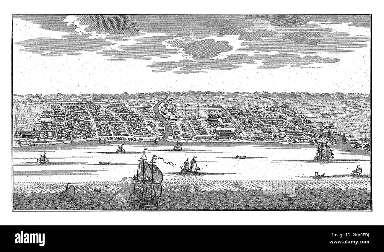 Vue panoramique sur la ville de Makassar, avec plusieurs navires au premier plan, dont certains avec le drapeau hollandais. Banque D'Images
