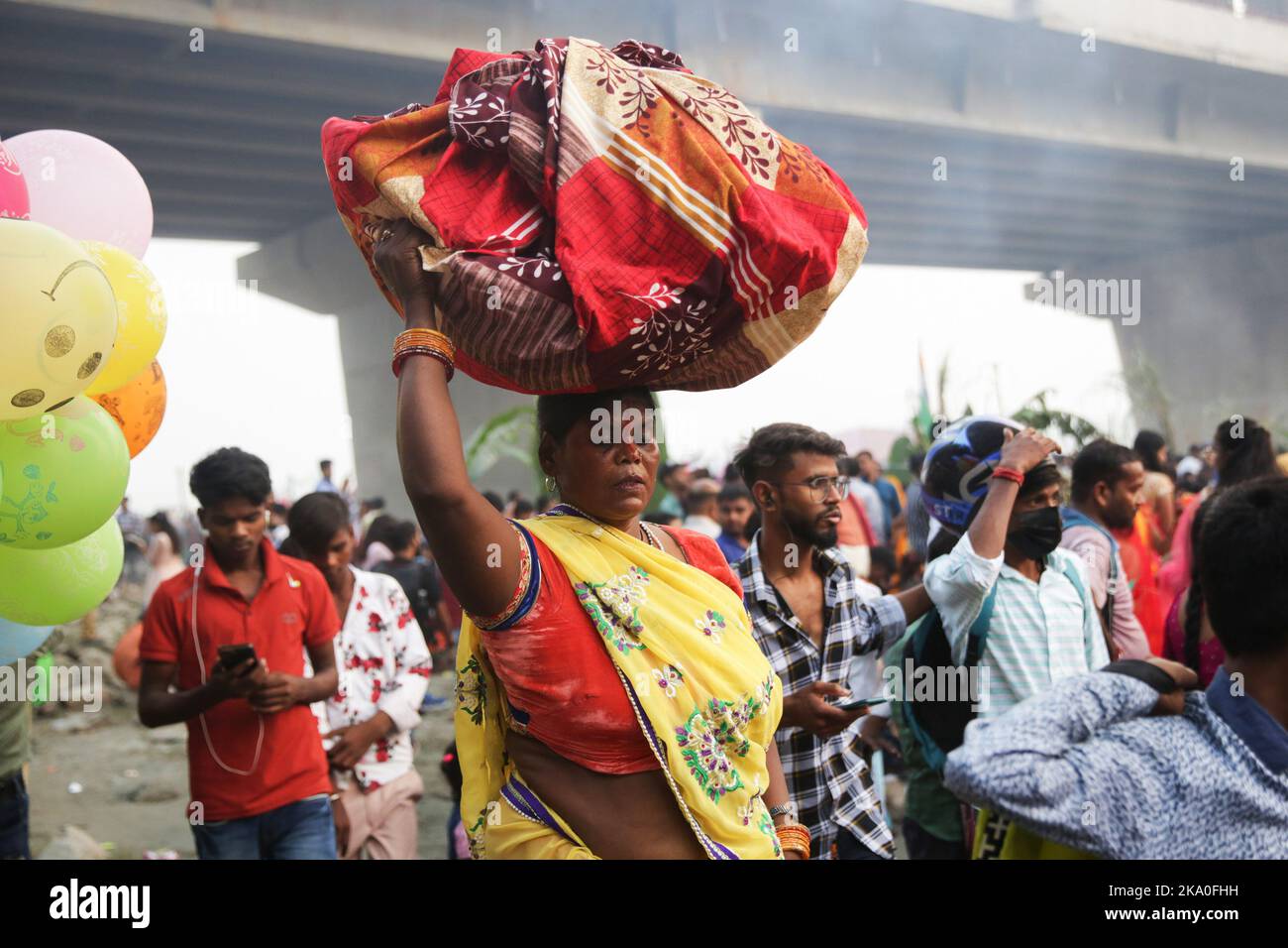 Noida, Inde. 30th octobre 2022. Les dévotés hindous se rassemblent pour prendre part à un rituel de culte au Dieu du Soleil lors du festival hindou de Chhath Puja sur les rives de la rivière Yamuna à Noida. Les prières pendant la puja de Chhath sont consacrées à la déité solaire, Surya/ Soleil, pour montrer la gratitude et la gratitude. Crédit : SOPA Images Limited/Alamy Live News Banque D'Images