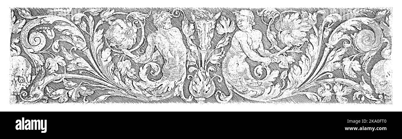 Ornement avec une tête de cheval et une créature marine mâle et femelle. Ornementation des plantes et crâne à l'extrême droite et à l'extrême gauche. Banque D'Images