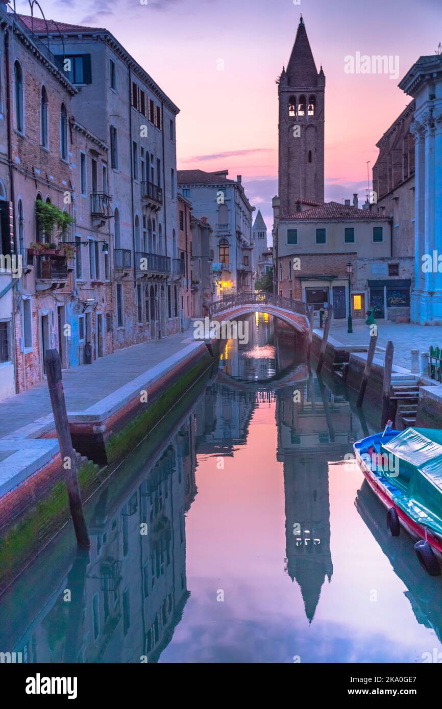 Paisible canal scénaraire dans la romantique Venise au printemps, Italie Banque D'Images
