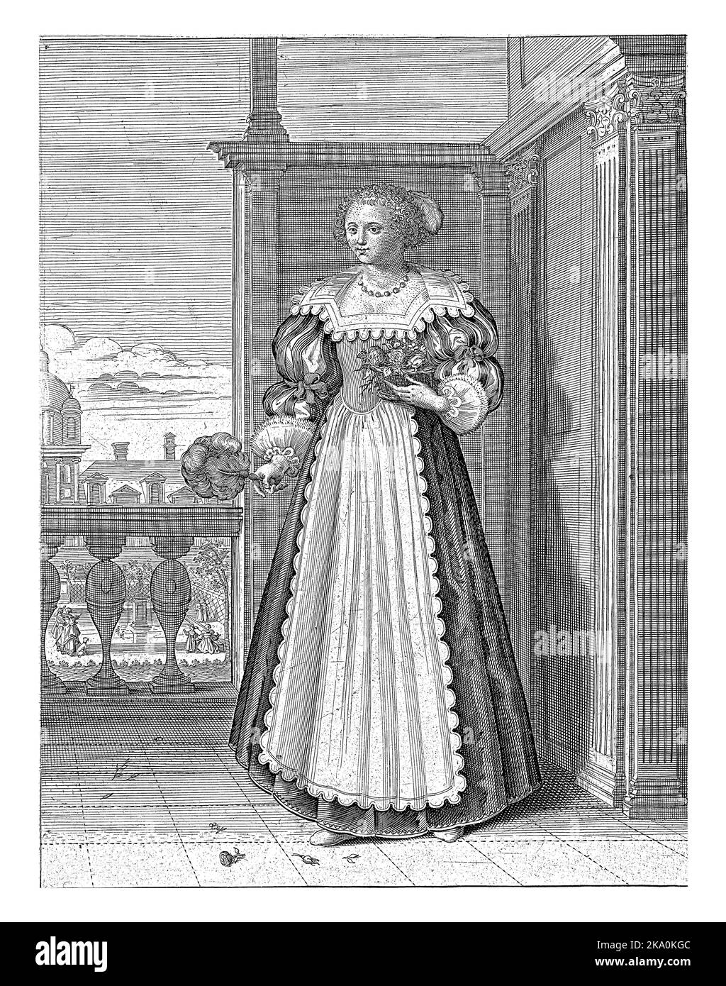 Une femme avec un éventail et un panier de fleurs, debout sur une plate-forme. Elle est habillée d'une robe avec un col en dentelle, pour laquelle un tablier. Banque D'Images