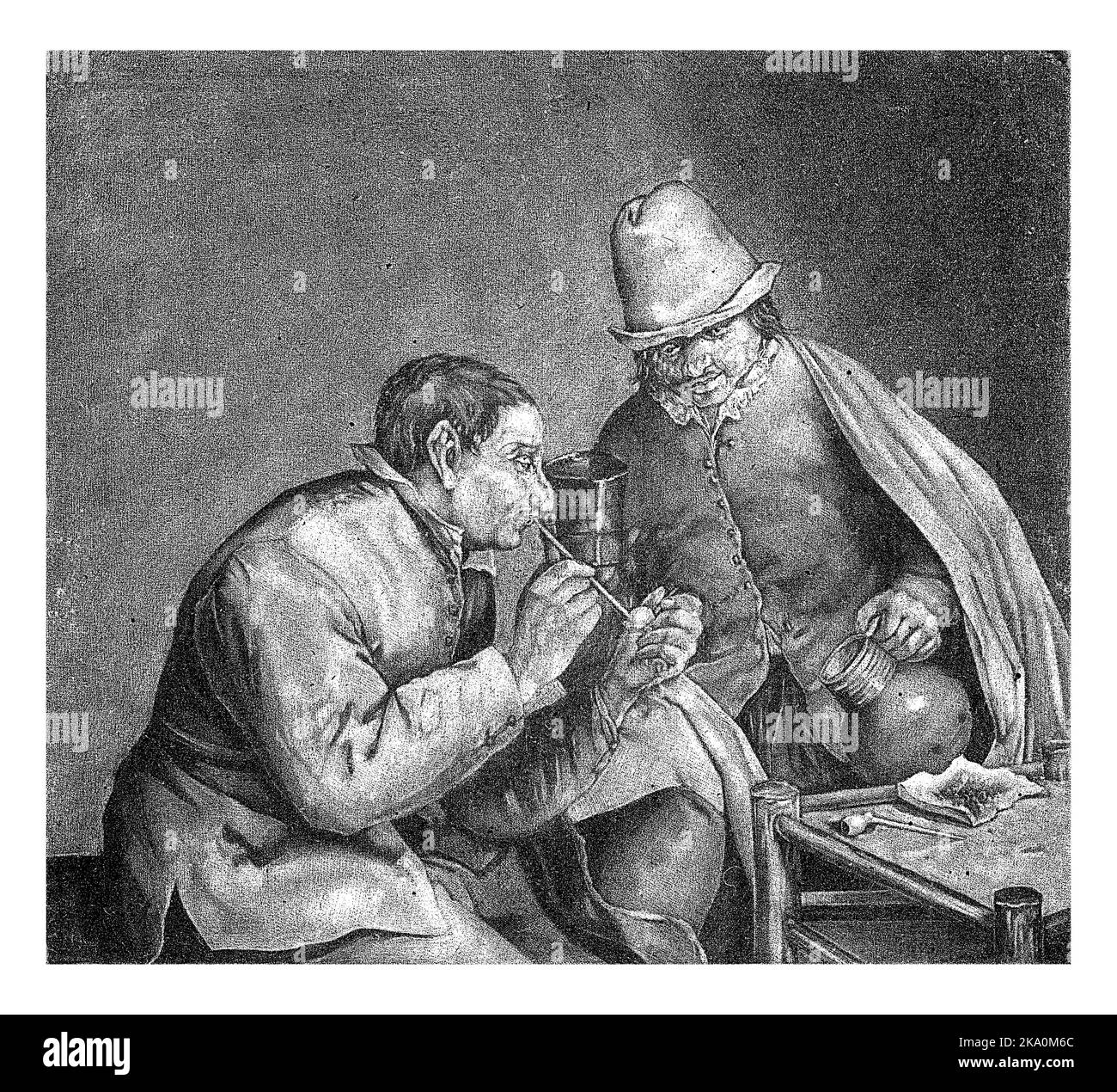 Un fumeur et un homme avec un pichet de bière dans la main s'assoient ensemble à une table basse. Sur la table sont un tuyau et le tabac. Banque D'Images