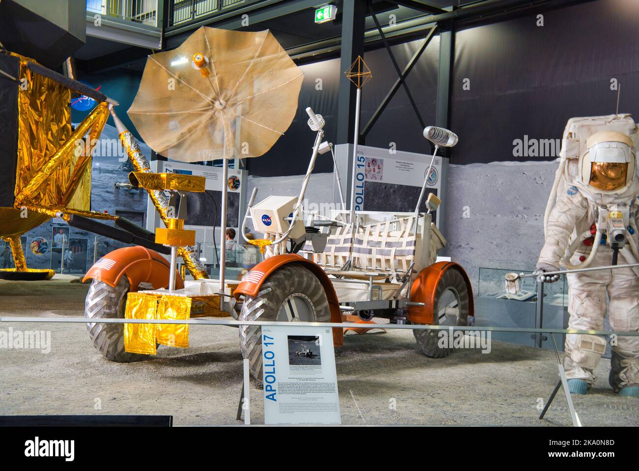 SPEYER, ALLEMAGNE - OCTOBRE 2022 : astronaute américain APOLLO 15 17 et véhicule lunaire LRV Moon car 1971 dans le Technikmuseum Speyer. Banque D'Images