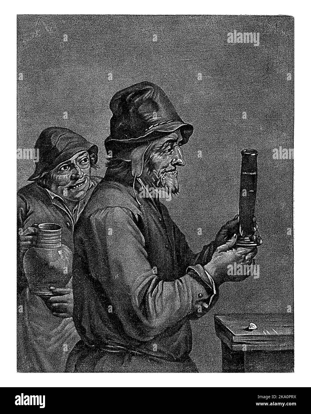 Un fermier tient un verre de bière avec les deux mains. Derrière lui un fermier avec une bière peut. Banque D'Images