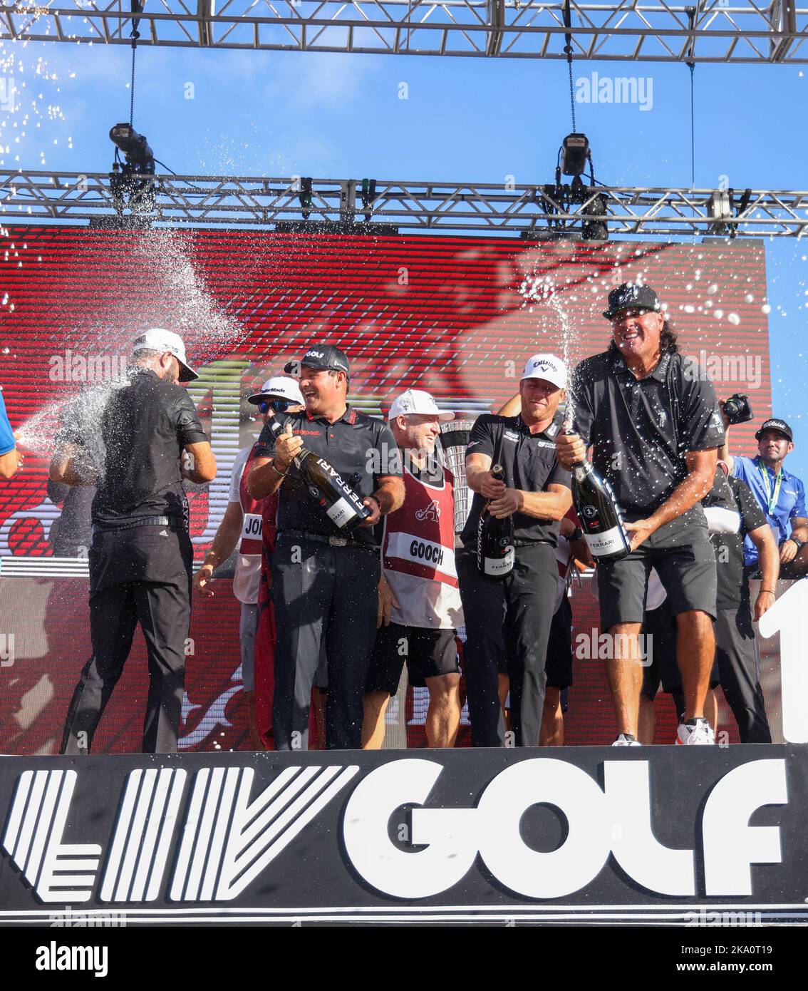 Miami, États-Unis d'Amérique. 30th octobre 2022. DORAL, FLORIDE - 30 OCTOBRE : Le capitaine de l'équipe Dustin Johnson, Patrick Reed, Pat Perez et Talor Gooch de 4 as GC célèbrent leur victoire de l'équipe avec leurs caddies sur scène après la partie de jeu du championnat d'équipe du LIV Golf Invitational - Miami à Trump National Doral Miami sur 30 octobre 2022 à Doral, Floride. (Photo par Alberto E. Tamargo/Sipa USA) crédit: SIPA USA/Alay Live News Banque D'Images