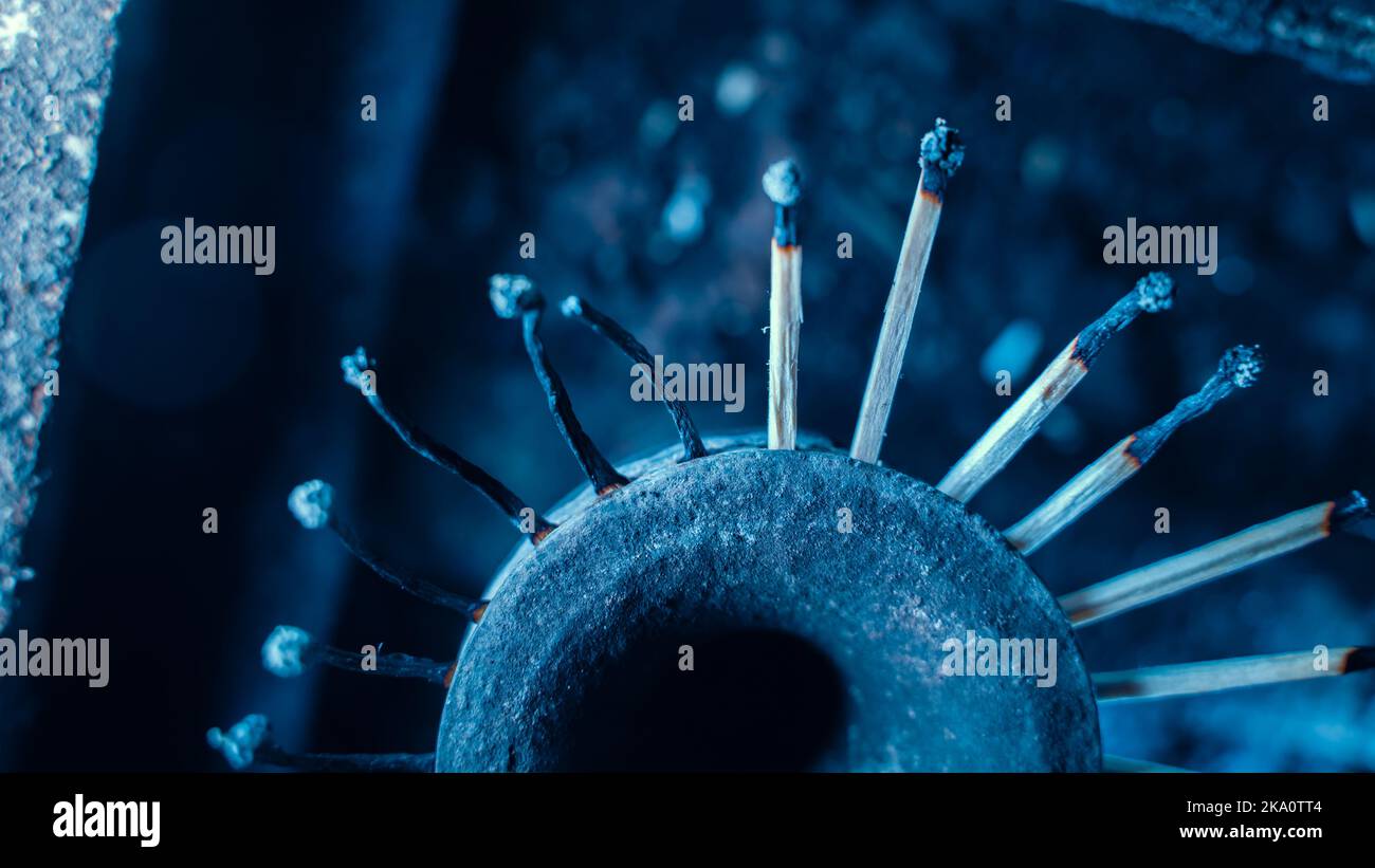 Allumettes en bois brûlé dans les buses d'un poêle à gaz de près. Le problème du chauffage pendant le refroidissement et l'arrivée de l'hiver. Manque de carburant bleu dans le Banque D'Images