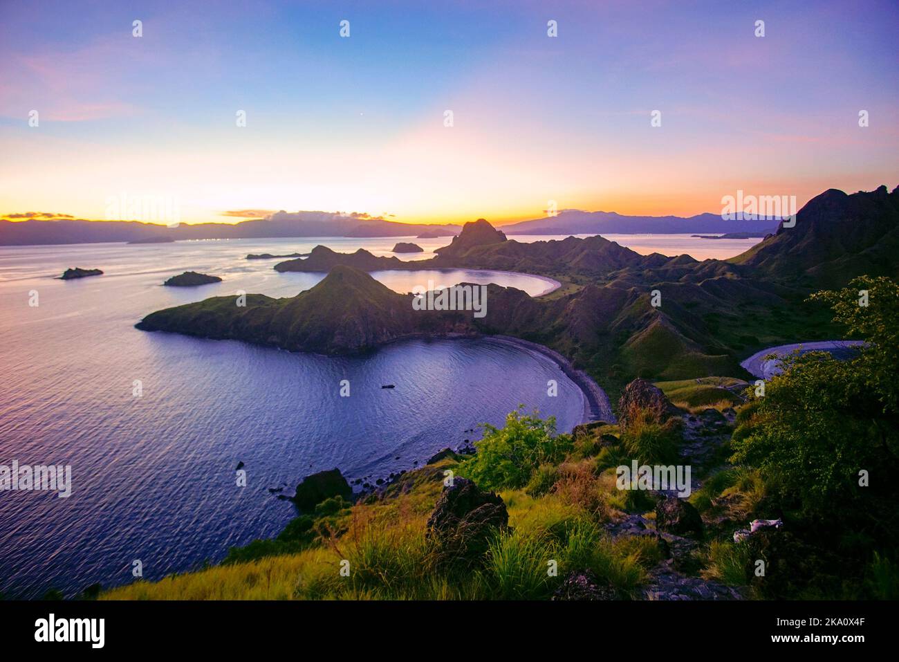 Vue panoramique sur la majestueuse île de Padar pendant un magnifique coucher de soleil. La mise au point douce et le bruit apparaissent légèrement en raison d'une sensibilité ISO élevée Banque D'Images