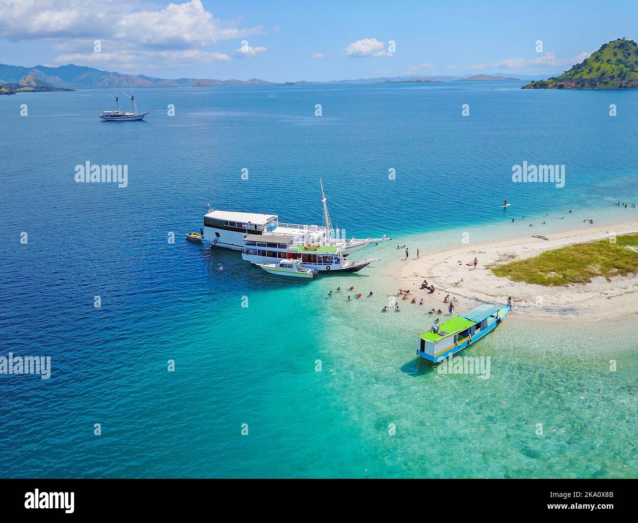 Belle vue aérienne sur les plages et bateau touristique à voile sur l'île de Flores, en Indonésie Banque D'Images