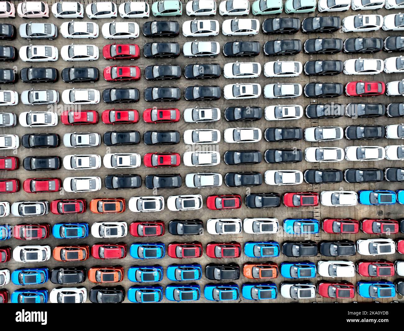 LIANYUNGANG, CHINE - le 31 OCTOBRE 2022 - une photo aérienne montre un grand port de collecte de cargaison en attente des opérations de chargement et de déchargement à Dongfa Banque D'Images