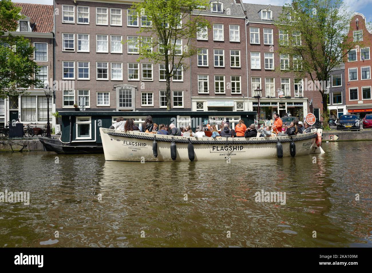 Touristes sur un petit bateau à Amsterdam Banque D'Images