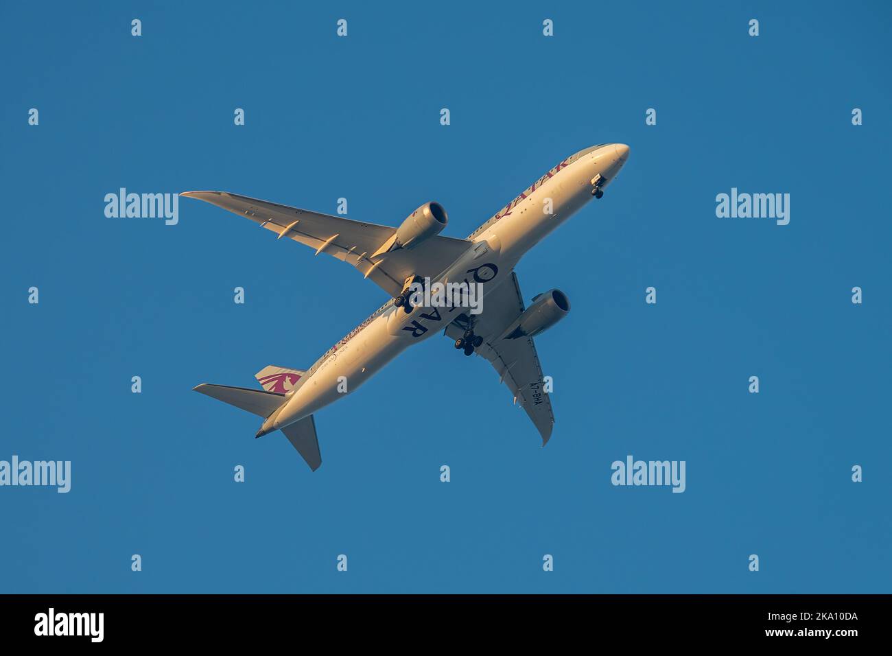 Doha, Qatar - 28 octobre 2022: Qatar Airways Dreamliner 787 atterrissage aéroport de Doha Banque D'Images