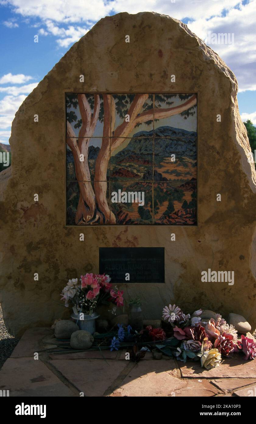 La pierre d'angle sur la tombe commémore l'artiste autochtone Albert Namatjira (1902 - 1959). Alice Springs, territoire du Nord. Banque D'Images