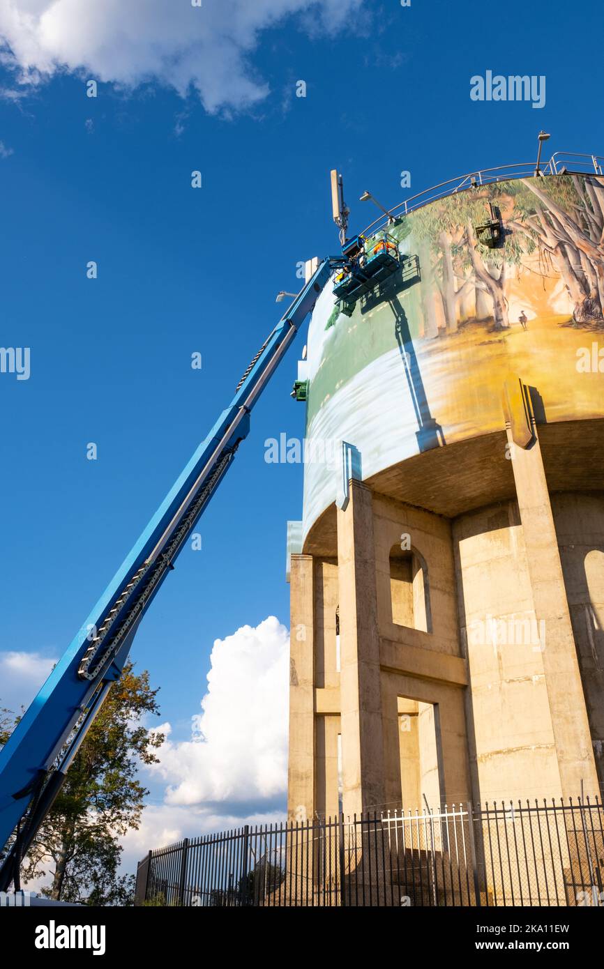 Peintres muraux, Brightsiders travaillant sur le château d'eau de Casino, Nouvelle-Galles du Sud, Australie Banque D'Images