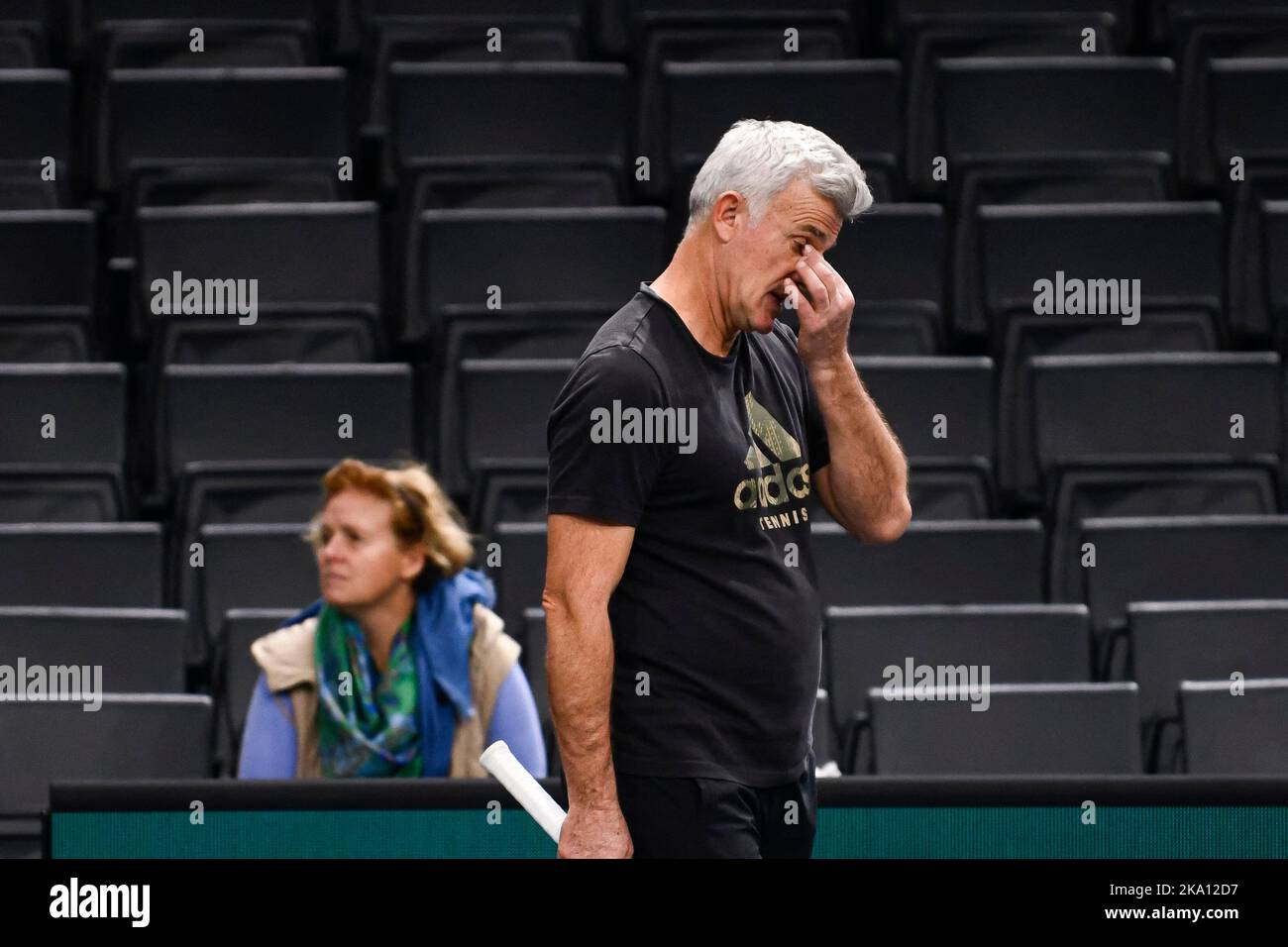 Apostolos Tsitsipas, père et entraîneur de Stefanos Tsitsipas avec sa mère Julia Apostoli pendant le Rolex Paris Masters, ATP Masters 1000 tennis Tournoi, sur 30 octobre 2022 à l'aréna Accor à Paris, France. Photo de Victor Joly/ABACAPRESS.COM Banque D'Images