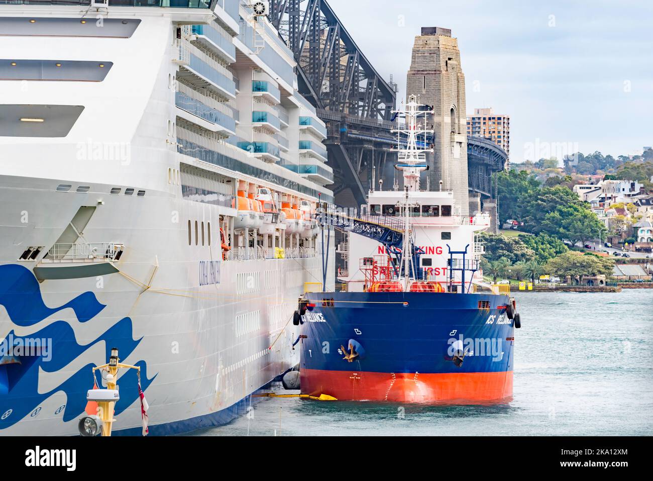 ICS RELIANCE vu ici ravitailler le navire de croisière P&O Coral Princess au terminal passagers outre-mer, est un navire-citerne ou bunker de 2011 produits pétroliers construits Banque D'Images