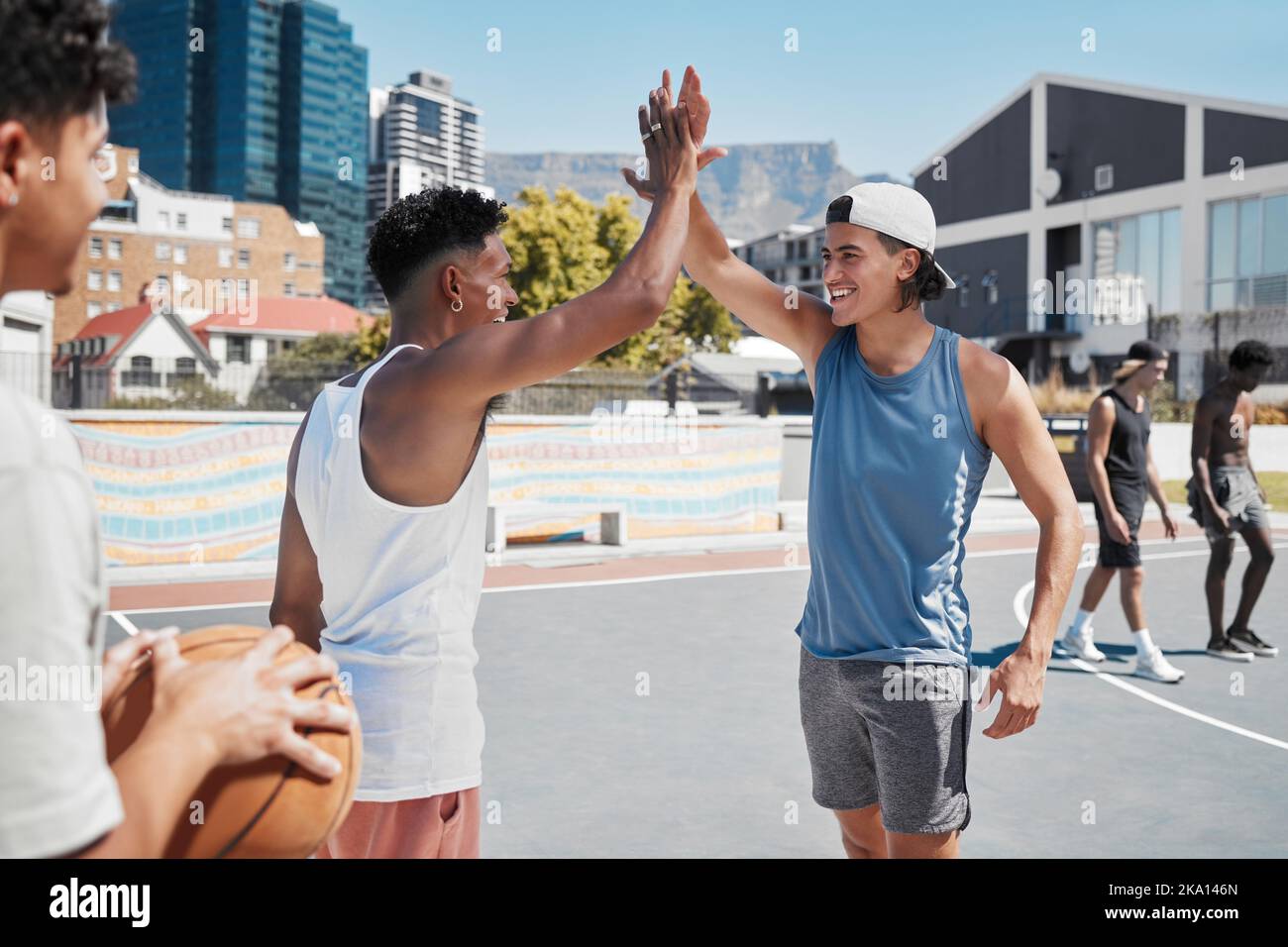 Le basket-ball, les cinq hauts et les équipes sportives célèbrent la victoire, le match ou l'entraînement. Travail d'équipe, sport et fitness par un joueur de basket-ball Banque D'Images