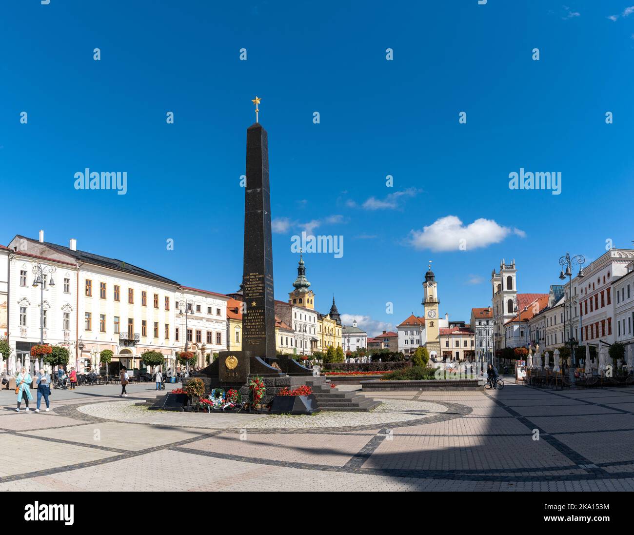 Banska Bystrica, Slovaquie - 28 septembre 2022 : vue sur la place principale de la ville et sur le Mémorial des héros morts de l'armée soviétique et roumaine au centre de Ba Banque D'Images