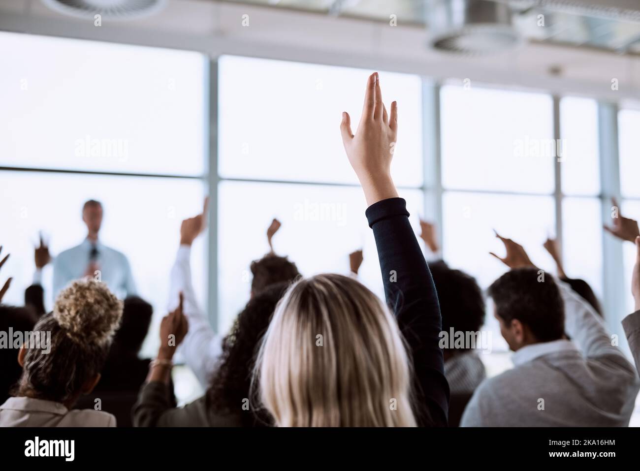 Le segment AQ du séminaire. Un groupe d'hommes d'affaires qui se soulèvent pour poser des questions au cours d'une conférence. Banque D'Images