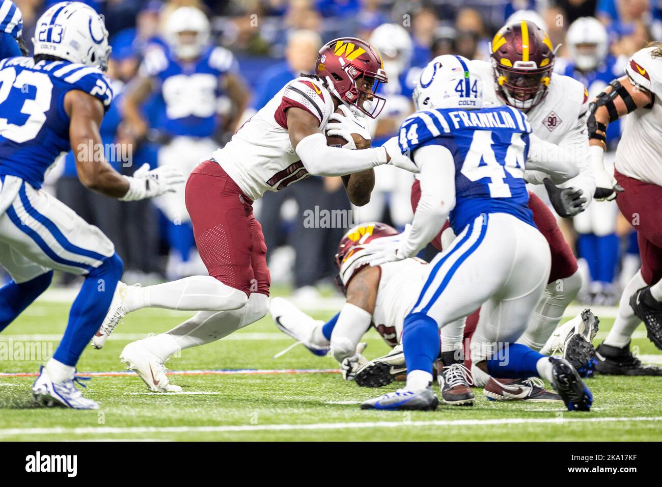 30 octobre 2022: Washington Commanders en course de retour Brian Robinson Jr. (8) exécute le ballon pendant le match de la NFL contre les Indianapolis Colts à Indianapolis, Indiana. John Mersiits/CSM. Banque D'Images