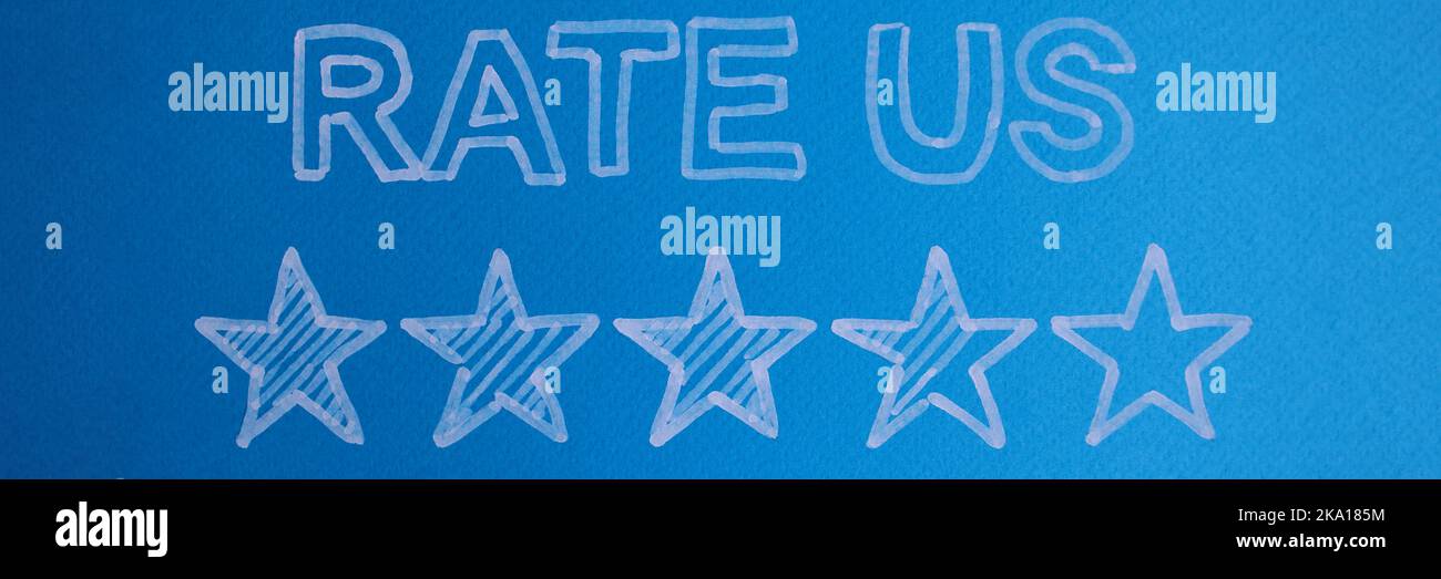 Inscription Évaluez-nous et étoiles avec les commentaires des clients Banque D'Images Inscription Évaluez-nous et étoiles avec les commentaires des clients Banque D'Images