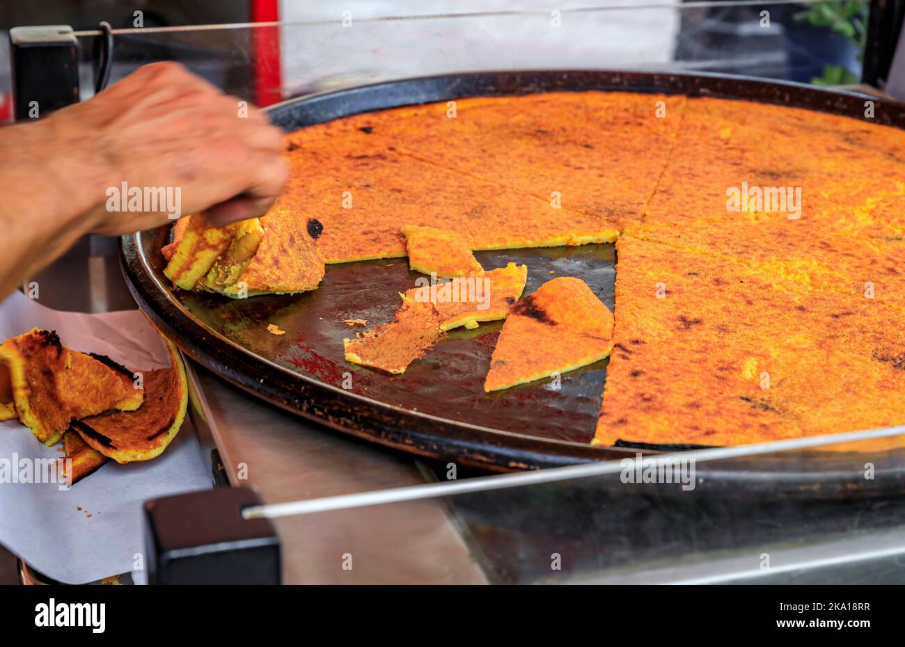 SOCCA, crêpe ou crêpe traditionnelle de farine de pois chiches, cuite à la vente sur le marché agricole de cours Saleya à Vieille ville ou dans la vieille ville de Nice, France Banque D'Images