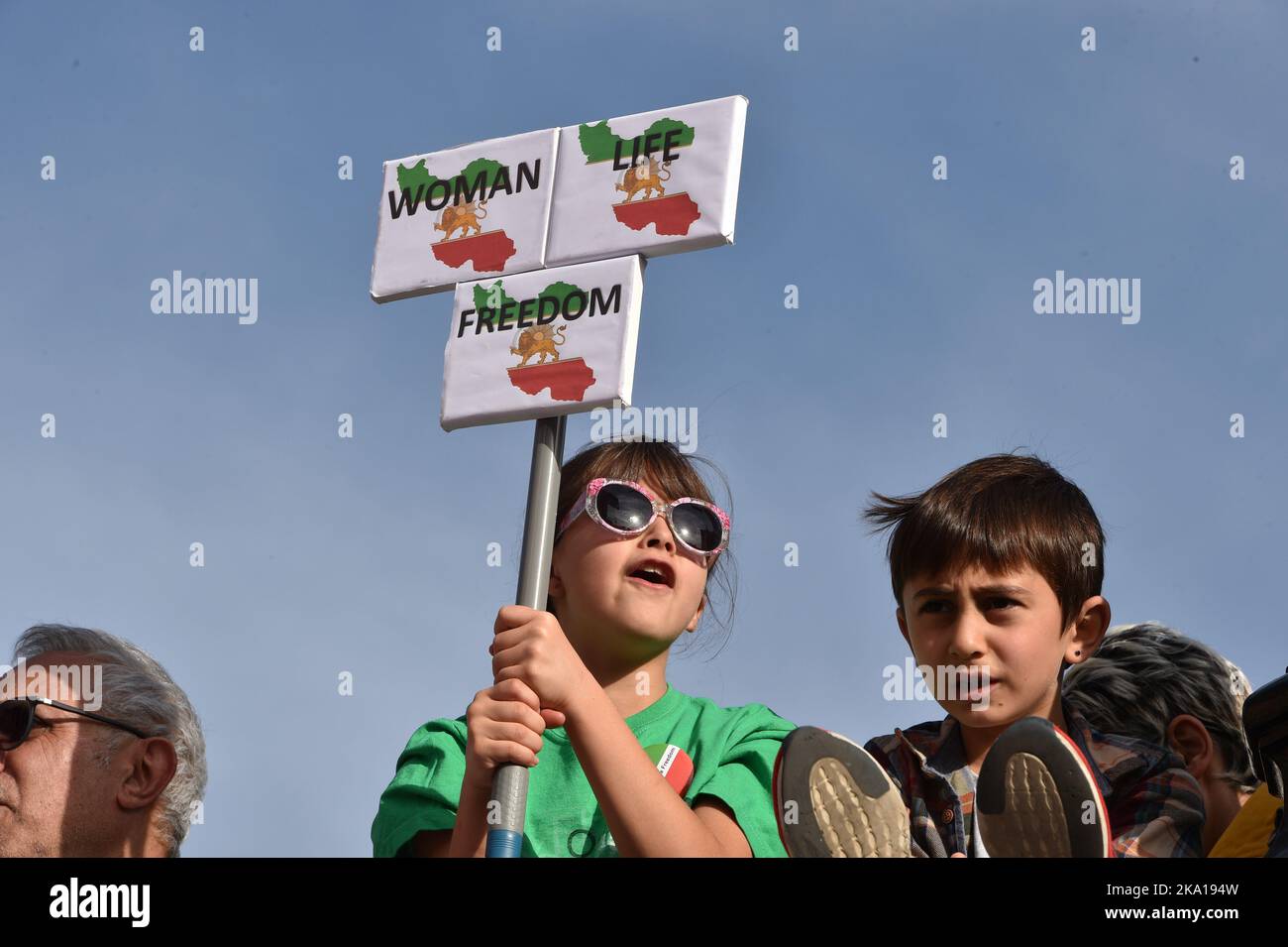 Les manifestants participent à une manifestation sur la place Trafalgar en solidarité avec le soulèvement croissant de la liberté en Iran, suite à la mort de Mahsa Amini après son arrestation par la police morale iranienne. Mahsa Amini a été tuée en détention le 16 septembre, après son arrestation pour avoir enfreint les lois iraniennes pour les femmes portant le hijab, le foulard et des vêtements modestes. Banque D'Images