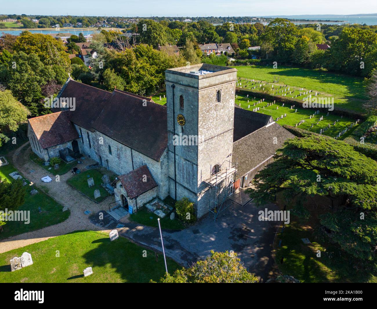 Vue de drone de l'église du Prieuré de St Andrew, Hamble, Hamble-le-Rice, Hampshire, Angleterre, ROYAUME-UNI Banque D'Images