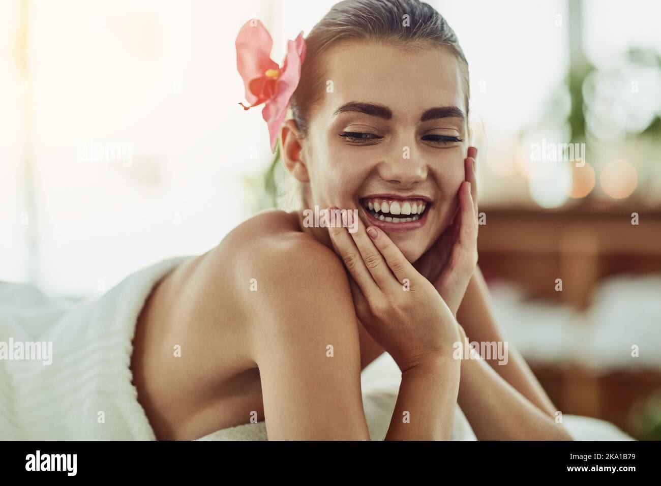 Aujourd'hui, il s'agit d'un soin de soi. Une jeune femme attirante se fait dorloter dans un spa de beauté. Banque D'Images