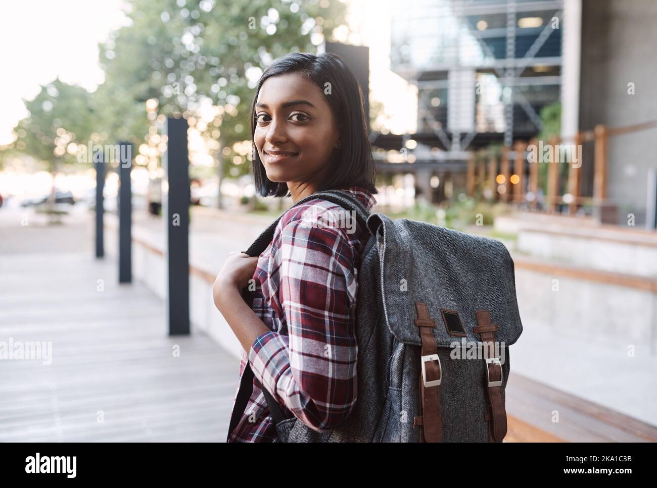 Je suis en route pour le cours. Portrait d'une jeune étudiante attrayante marchant autour du campus. Banque D'Images