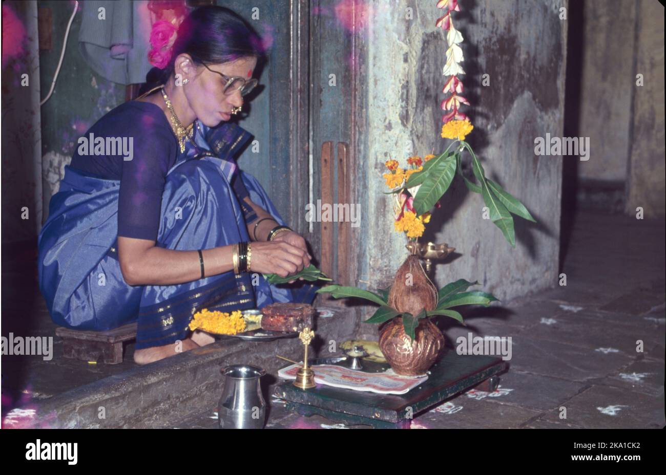 Gudhi Padwa est un festival printanier qui marque la nouvelle année traditionnelle pour les hindous de Marathi et de Konkani, mais qui est également célébré par d'autres hindous. Dans le Karnataka, l'Andhra Pradesh et le Kerala il est célébré comme Ugadi.le jour de Gudi Padwa les gens se réveillent tôt dans la matinée, nettoyer leurs maisons, Prenez un bain et décorez leur porte d'entrée avec de beaux motifs de rangoli et Gudi - qui est composé d'un morceau de tissu frais. Selon la mythologie hindoue, on dit que Lord Brahma avait créé l'univers le jour de Gudi Padwa. Banque D'Images