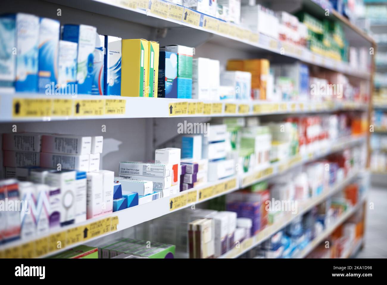 Bien vous aider à trouver le bon remède. Étagères garnies de divers médicaments dans une pharmacie. Banque D'Images