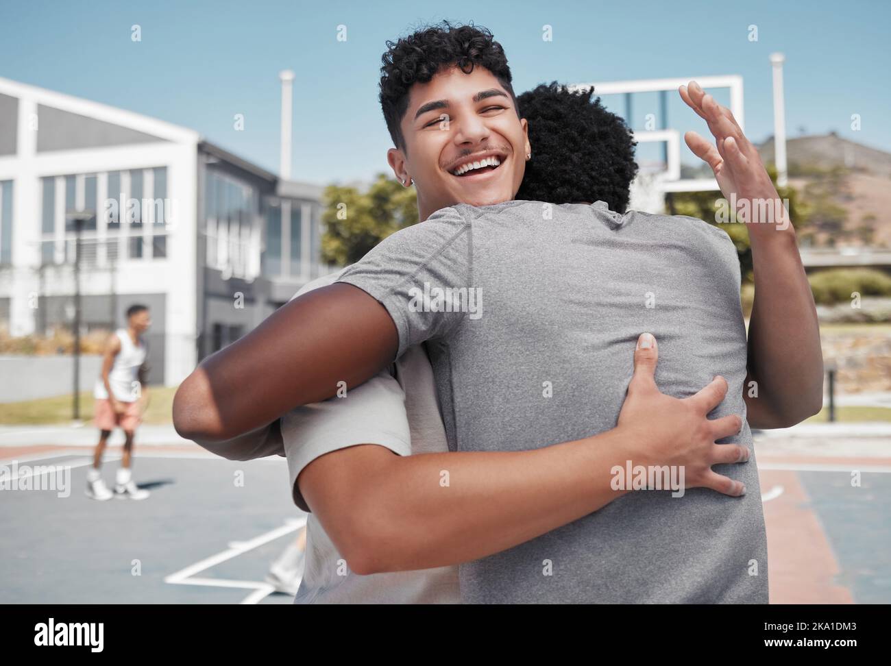 Le sport, les amis et l'homme se câlin pendant l'entraînement de basket-ball, heureux et sourire sur le terrain de basket-ball, excité et riant. Fitness, hommes et joueur de basket-ball Banque D'Images