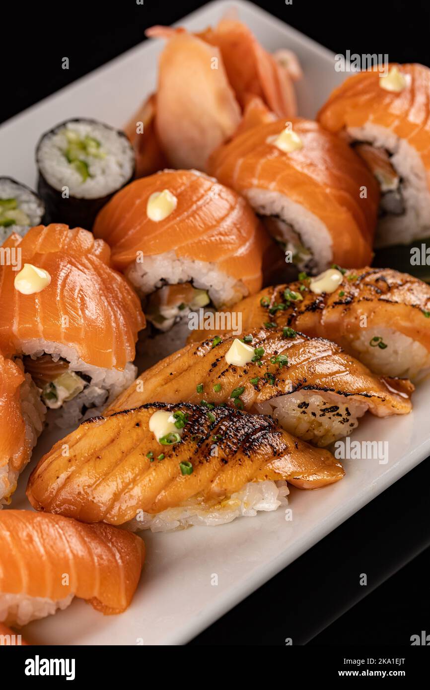Sushis nigiri au saumon. Délicieux plats traditionnels japonais Banque D'Images