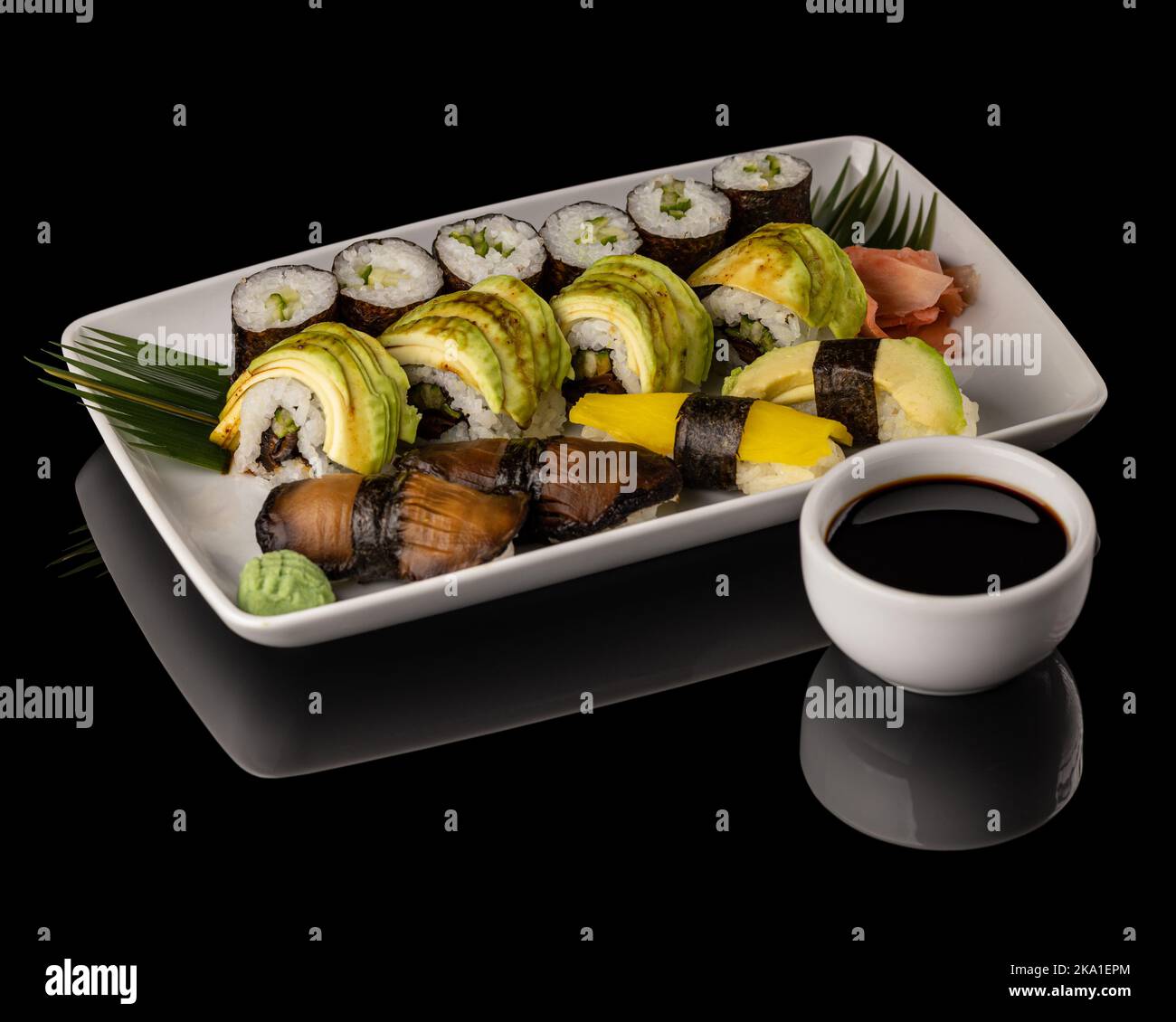 Assortiment de sushis végétariens avec sauce soja Banque D'Images