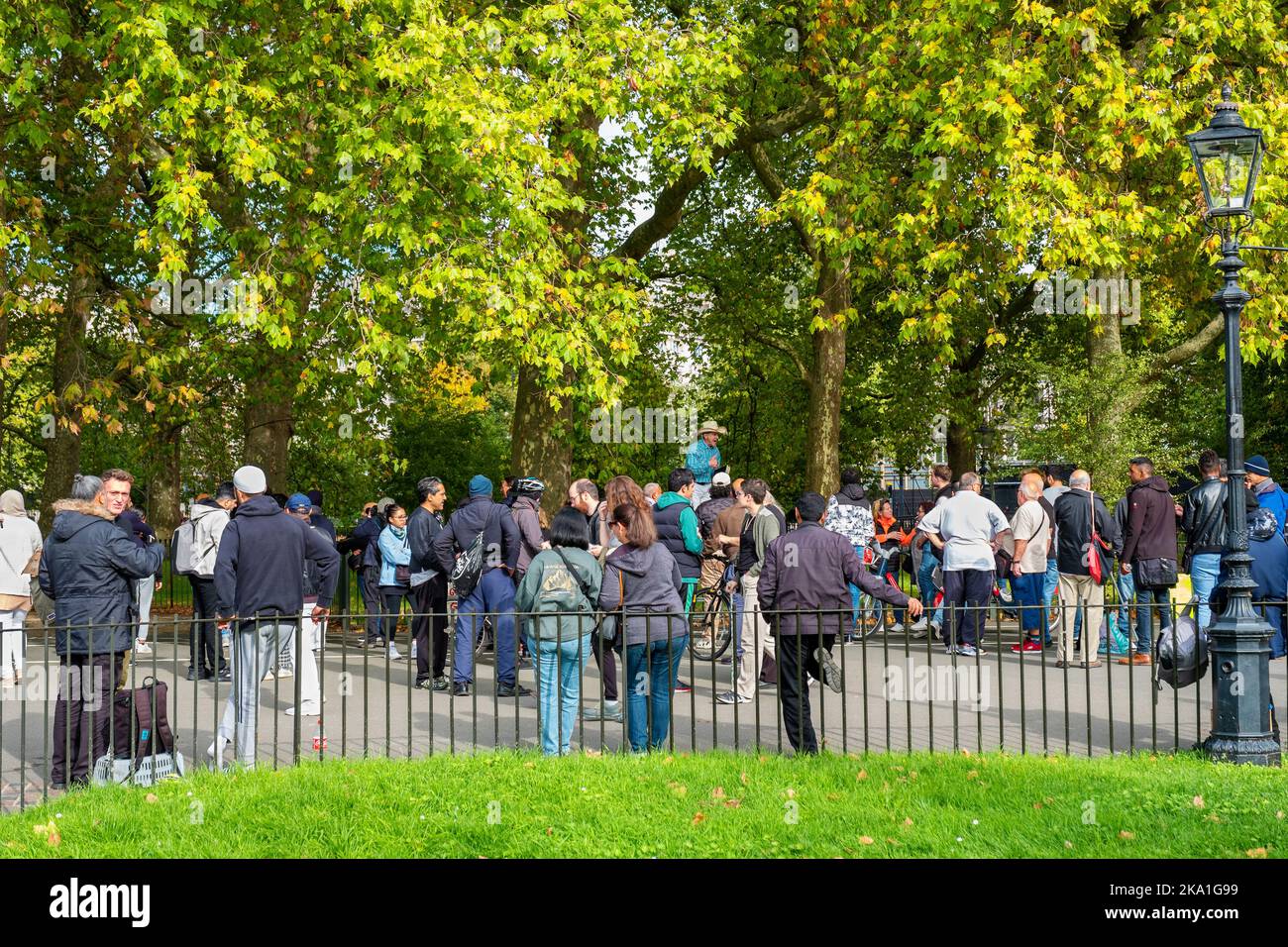 Les gens écoutent un orateur à Speakers Corner à Hyde Park. Londres, Angleterre Banque D'Images