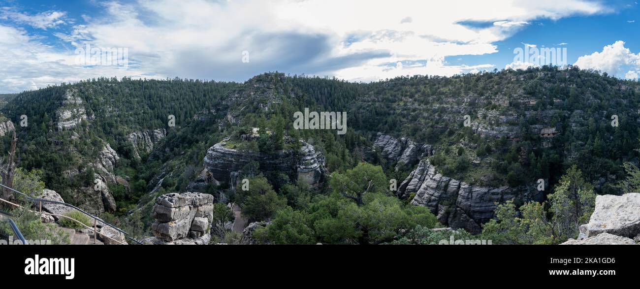 Ruines de Sinagua amérindienne ancienne du parc national de Walnut Canyon près de Flagstaff, en Arizona Banque D'Images